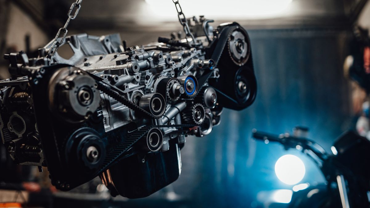 Felfüggesztett boxermotor részletes képe, látható a precíziós alkatrészekkel.