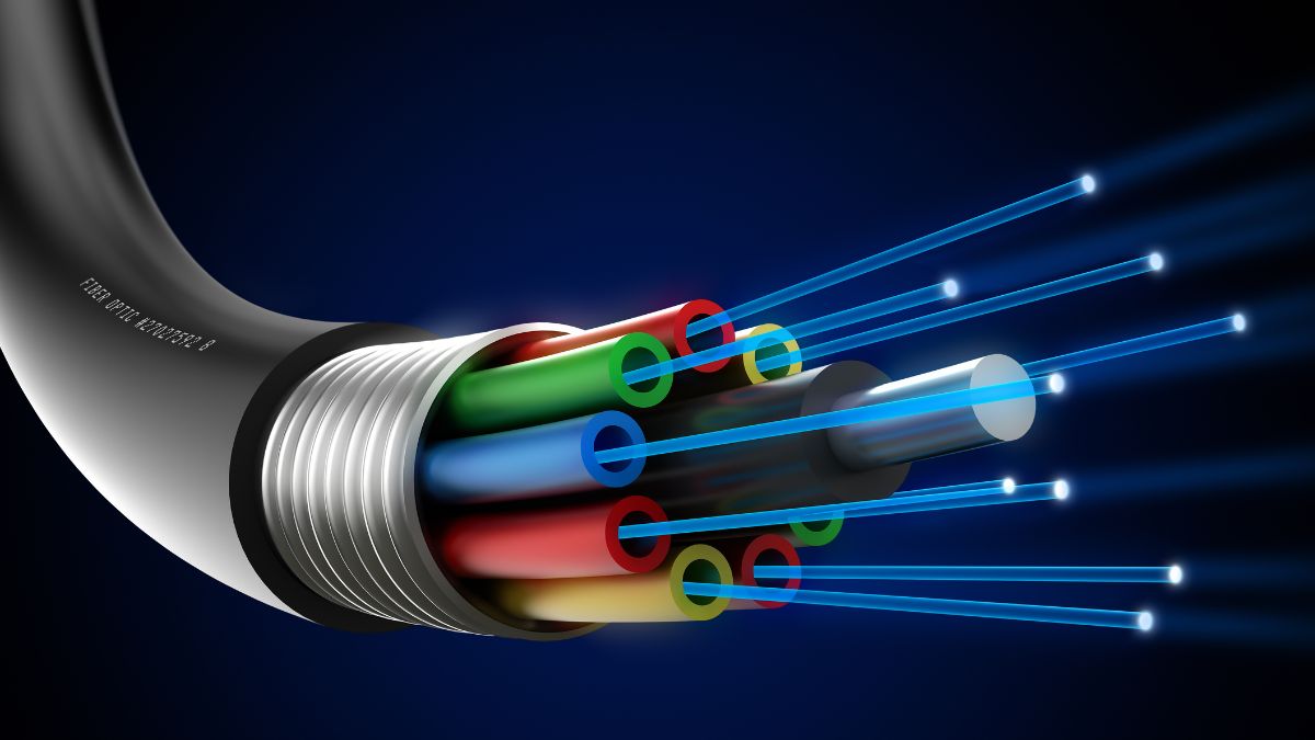 Optikai kábel, színes szálakkal és fényimpulzusokkal, a gyors internetért.